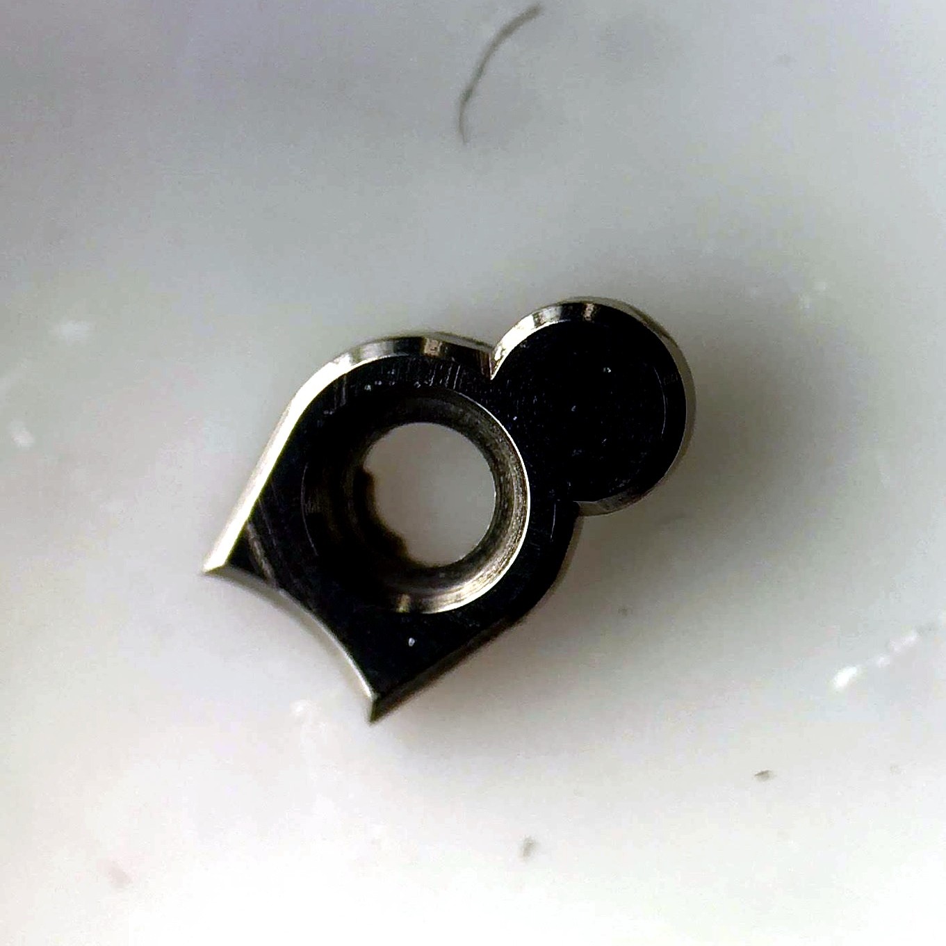Détail d'une pièce décolletée en titane ou inox