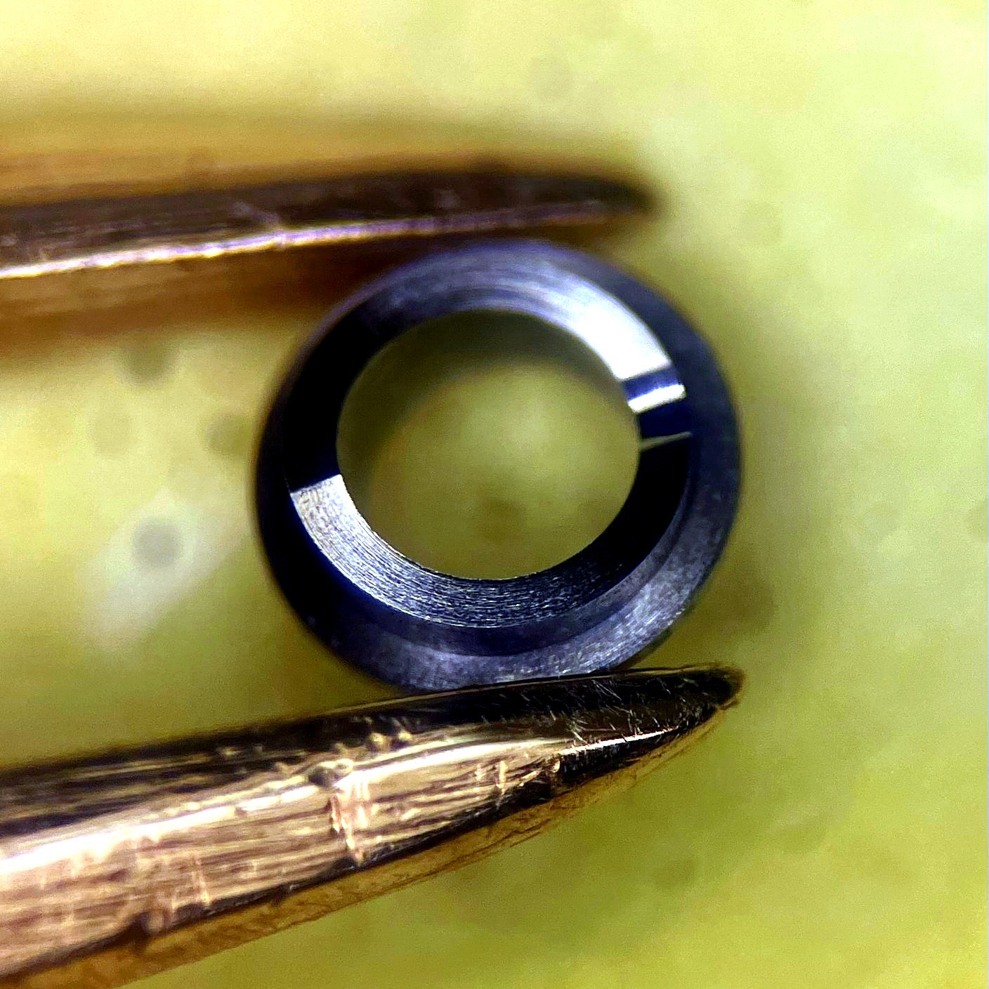 Détail d'une pièce tournée en acier inoxydable